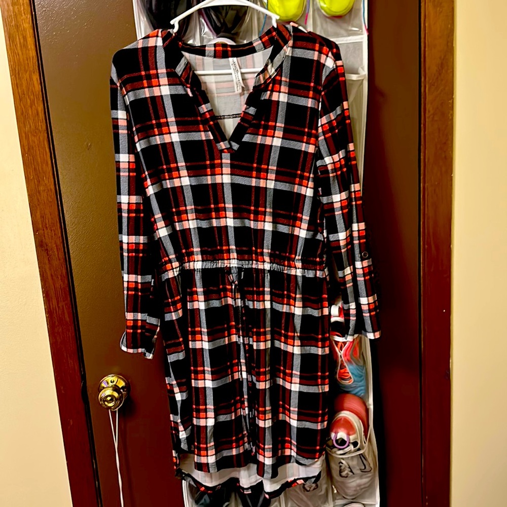 A really pretty dress, long sleeves but mid length, it’s a size medium.